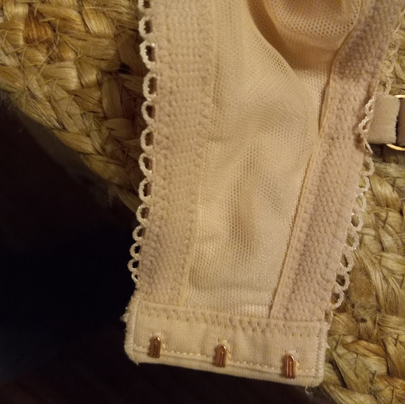 Like new Victoria secret velvet lace bra - Picture 9 of 10